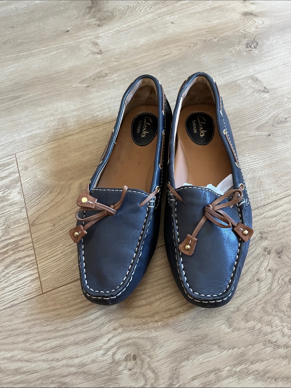Clarks Blue Moccasin Artisan loafers W tan ties and white
stitching Sz 7M
